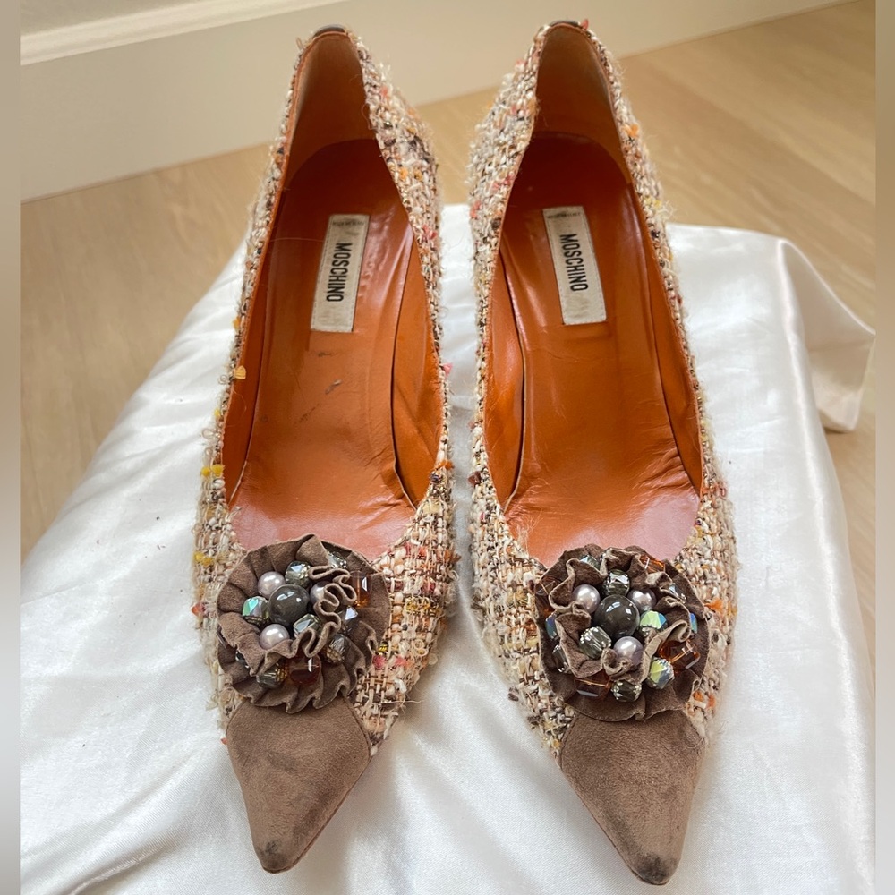 MOSCHINO White Pink Tweed Brown Suede Faux Pearl Floral Pom High Heel Pumps 40